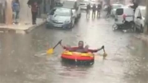 İ­z­m­i­r­­d­e­ ­s­a­ğ­a­n­a­k­ ­y­a­ğ­ı­ş­:­ ­L­a­s­t­i­k­ ­b­o­t­l­a­ ­s­o­k­a­k­t­a­ ­g­e­z­d­i­